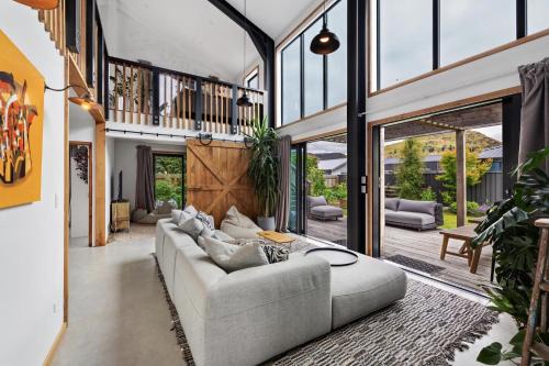 Lower Shotover House | The Shotover Barn -Mountain View Retreat- 13 guests