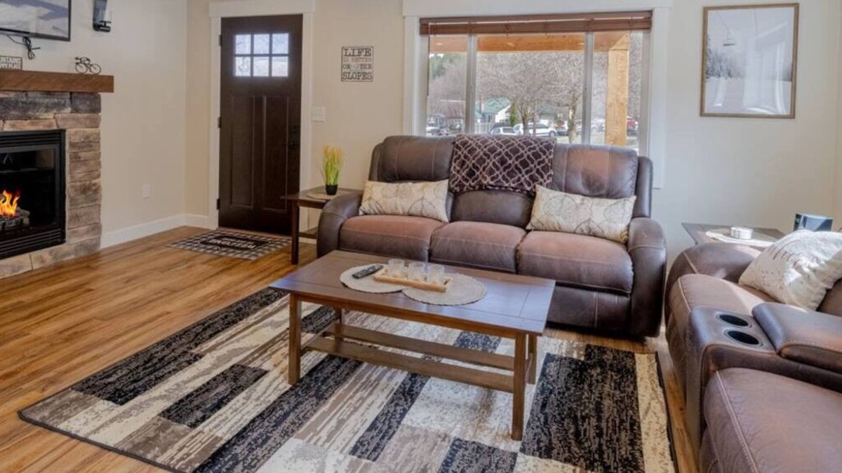 Kellogg House | The Silver Mountain Chalet- Private Hot Tub!