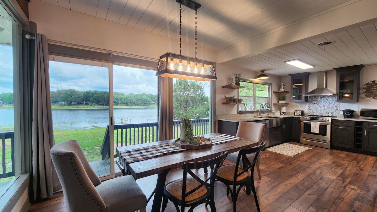 Silver Springs House | The Silver Springs Lakefront Cottage - with Canoe