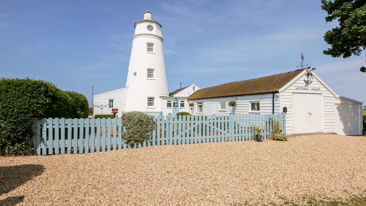 Tilney Fen End Cottage | THE SIR PETER SCOTT LIGHTHOUSE, pet friendly in Sutton Bridge