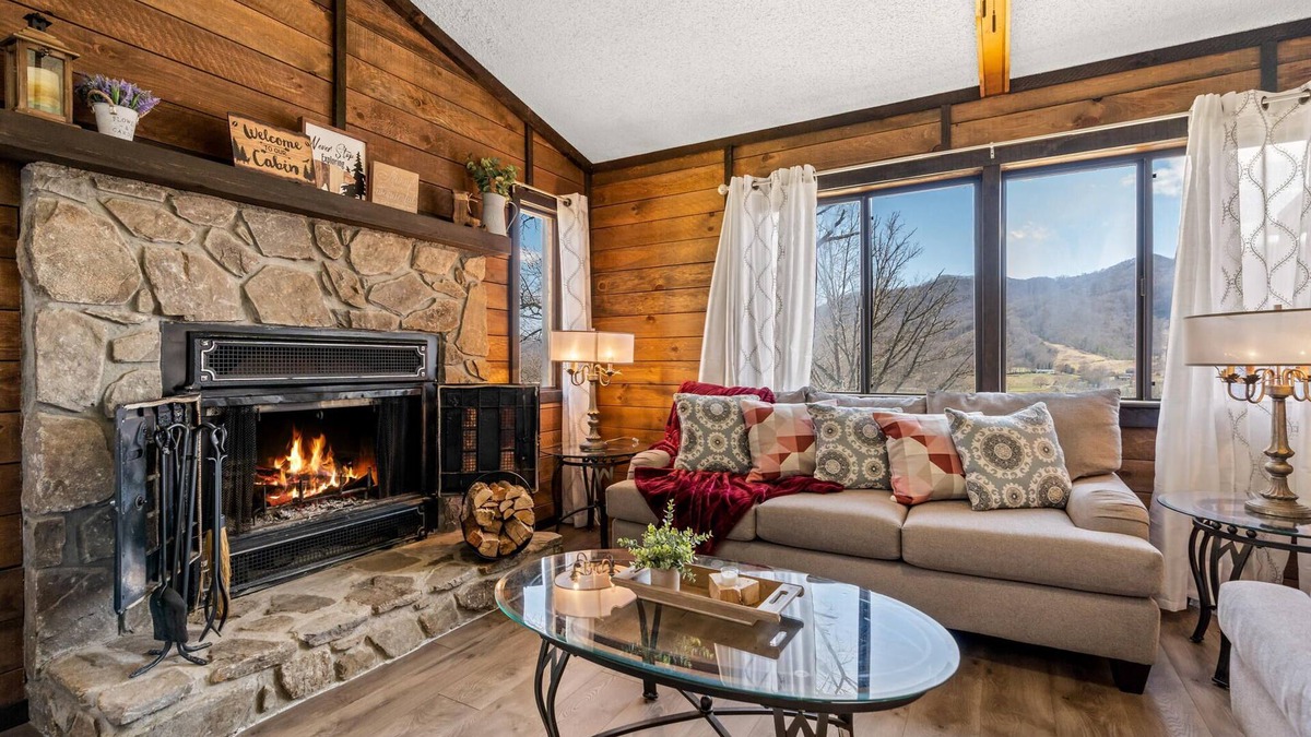 Waynesville Cabin | The Sirius Cabin|Mountain View|Fireplace|Deck|More