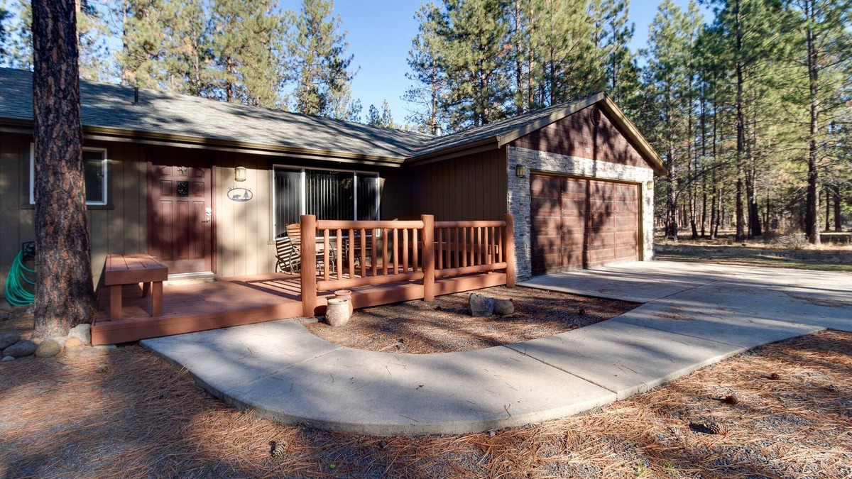 Sisters House | The Sisters Moose Home in Tollgate Sleeps 6 Access to Seasonal Pool