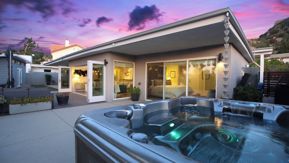 Chatsworth House | The Skyline: HOT TUB/Views/Firepit/Chic 3BR