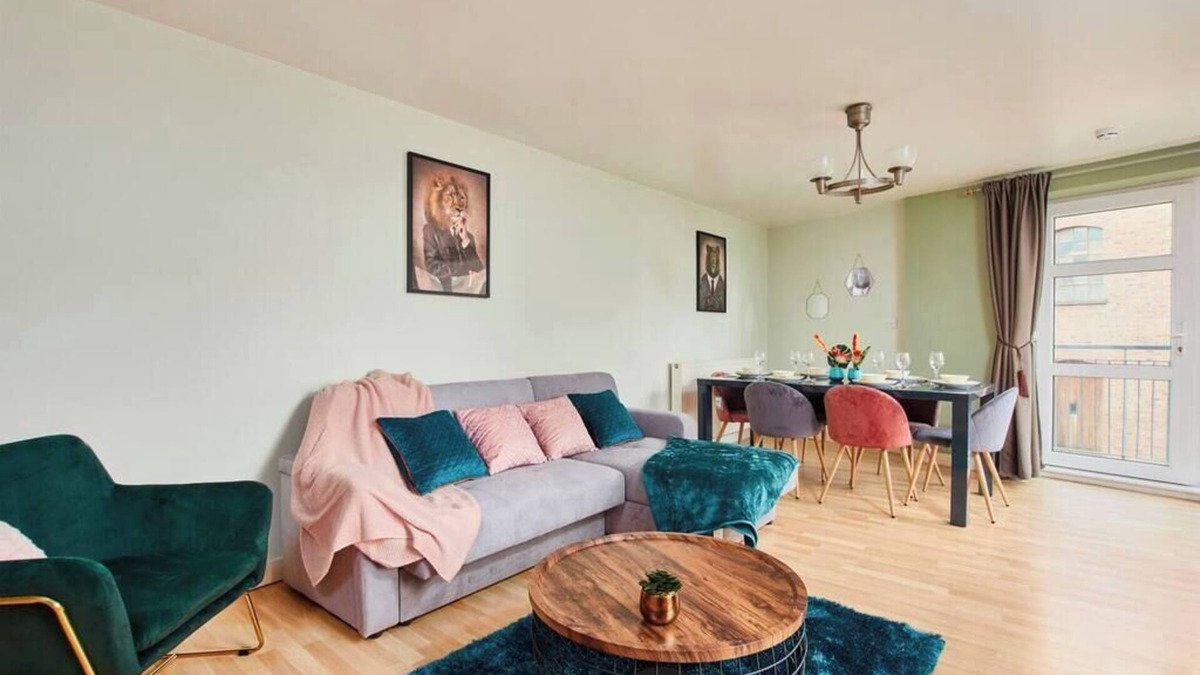 Sneinton Condo | The Sleek Nottingham Gem with Balcony