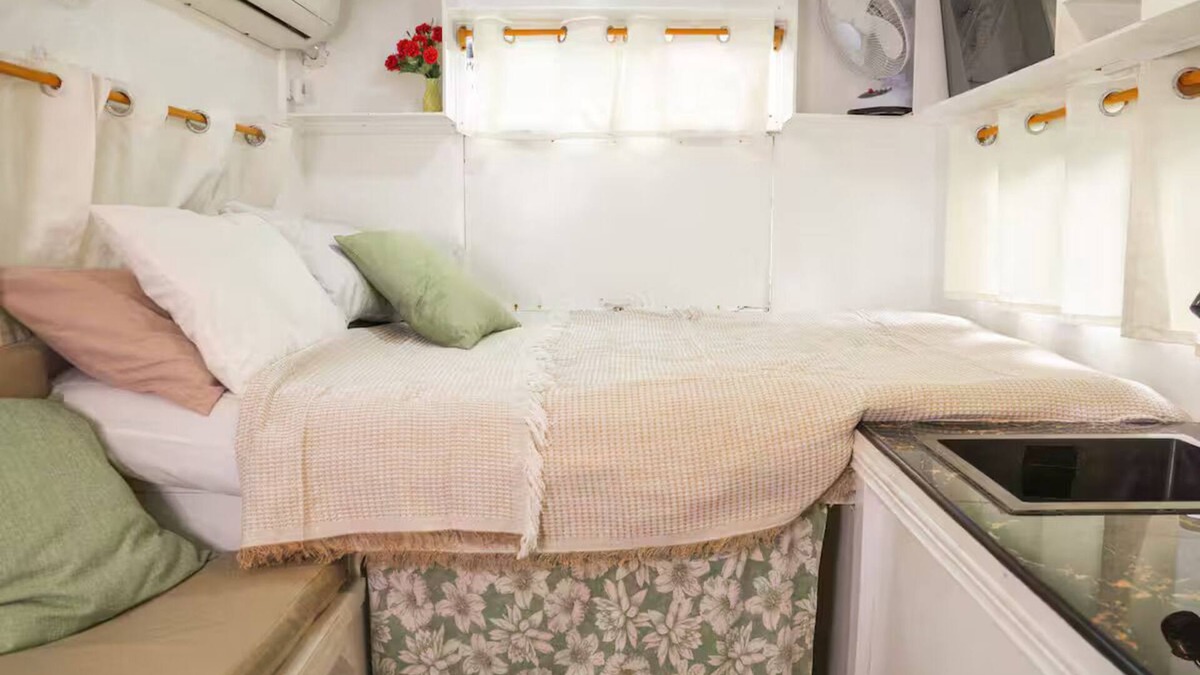 Catangnan Apartment | The Sleepney Room - Unique Converted Jeepney House