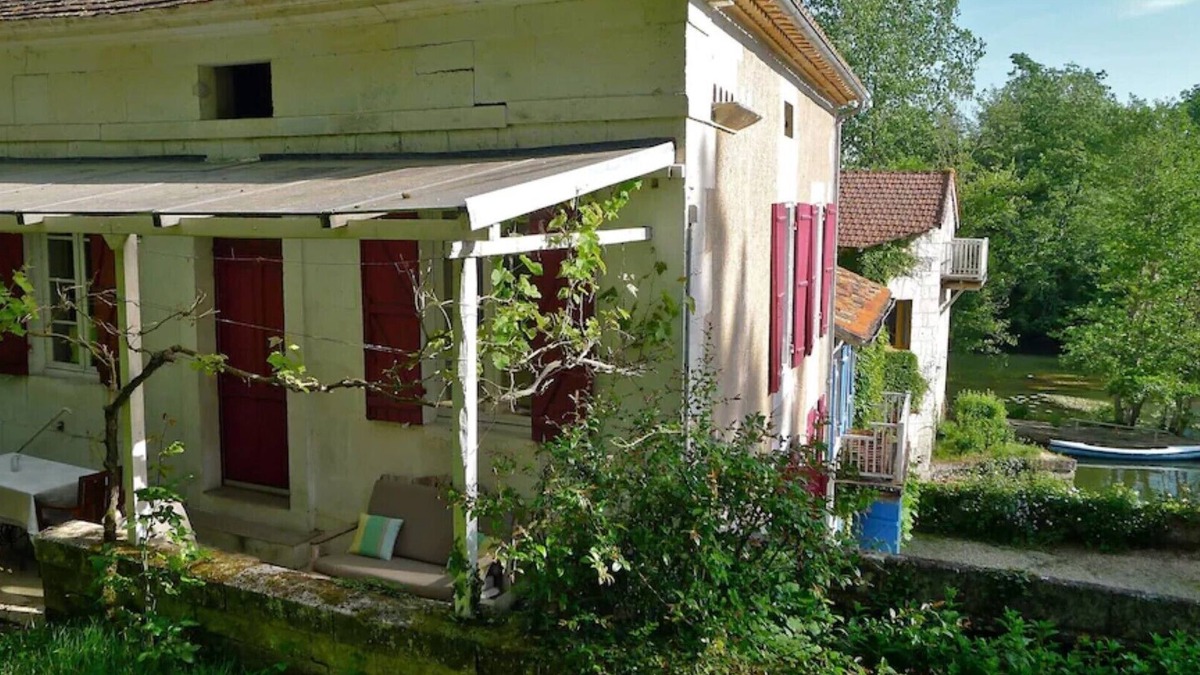 Celles House | The small station by the river