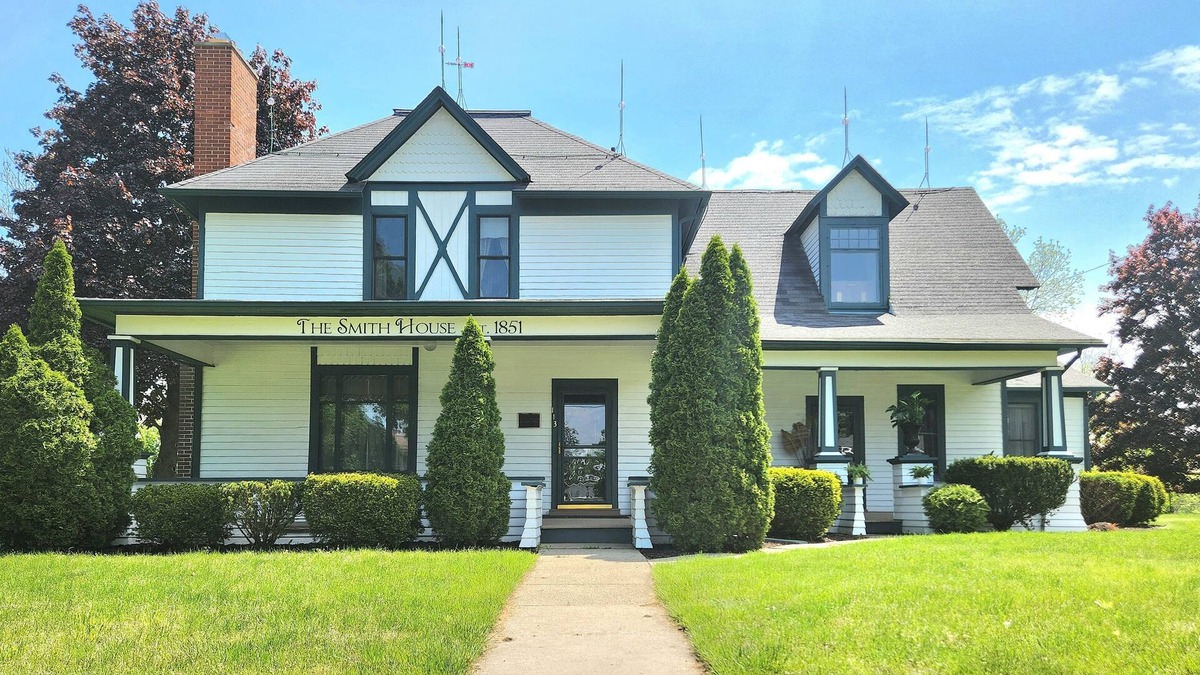 Vassar House | The Smith House Retreat w/HotTub, Bikes, Game/Movie Room, 10mins to Frankenmuth