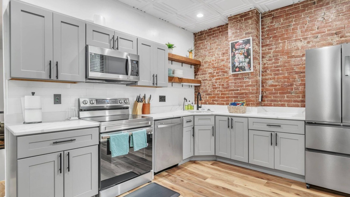 Metro Center Apartment | The Smith Victorian 2BR Brownstone Apartment