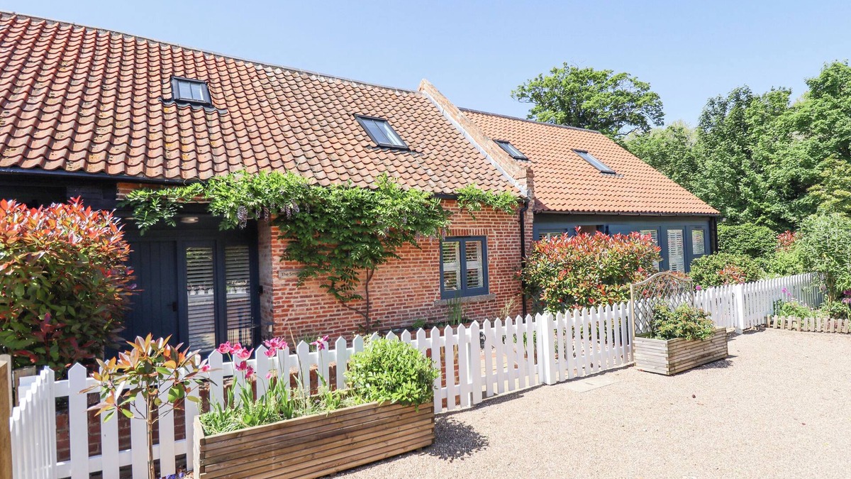 Aylesby Cottage | THE SMITHY, character holiday cottage, with a garden in Laceby