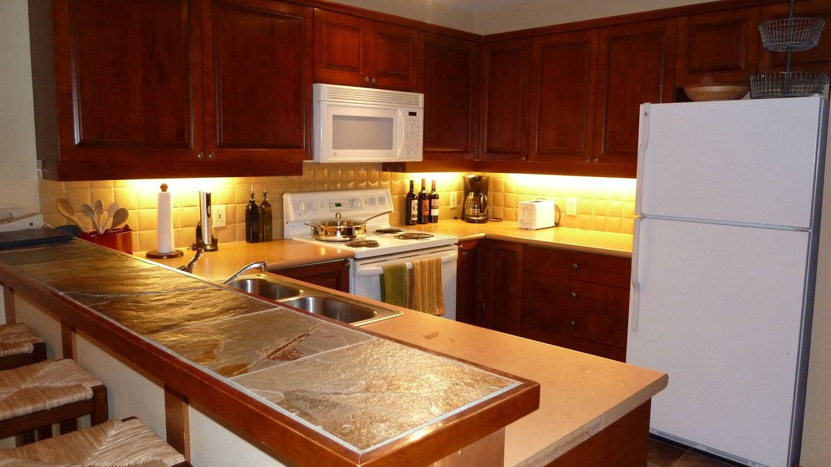 Salt Lake Mountain Resorts Condo | The snow is flying! Powderhorn 215 is a larger 1 BR/den w/slope views