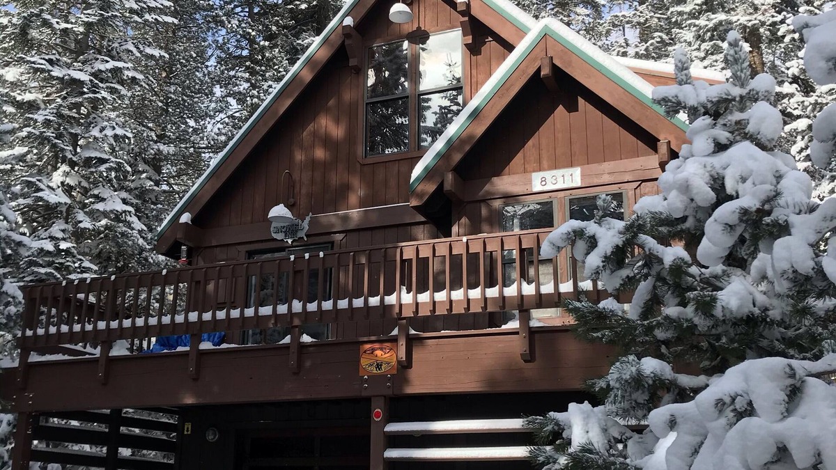 Serene Lakes Cabin | The Snowed Inn at Serene Lakes. Upscale with Hot Tub and Garage Parking!