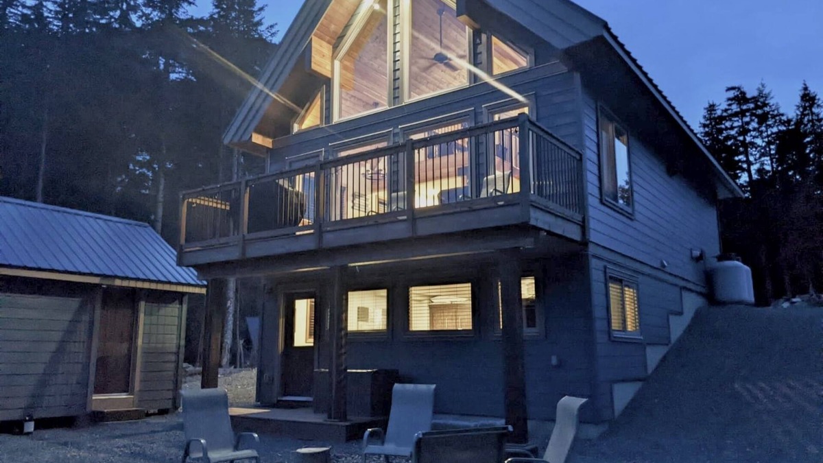 Hemlock Valley House | The Snowshoe House - 3 bed 2 bath cabin + hot tub
