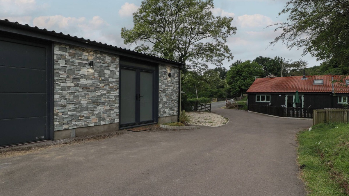 St. Brides Netherwent Cottage | THE SNUG, pet friendly, with a garden in Caerwent