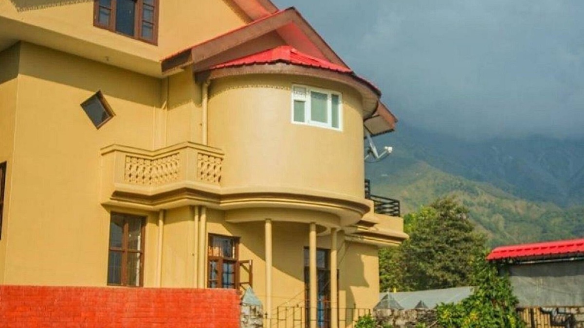 Sidhpur Cottage | The Sojourn - Gulmohar 3 bedroom villa for 10 pax ~ Mountain Views ~ Gardens