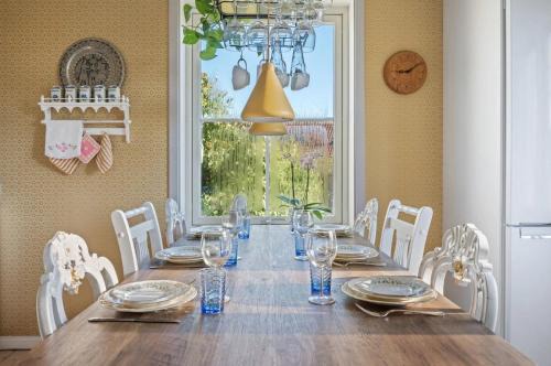 Stromstad O House | The Solhem Cabin - 80m to the lake, 1930s charm