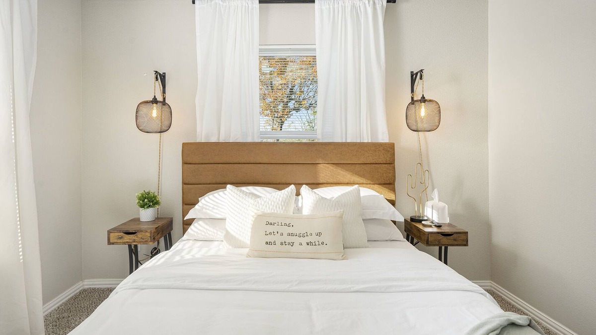 Dennis House | The Southern Sapphire: A Cozy Lake View Getaway