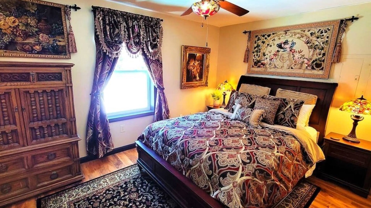Old Town Apartment | The Sovereign Suite - Cozy/Convenient/Home Theater
