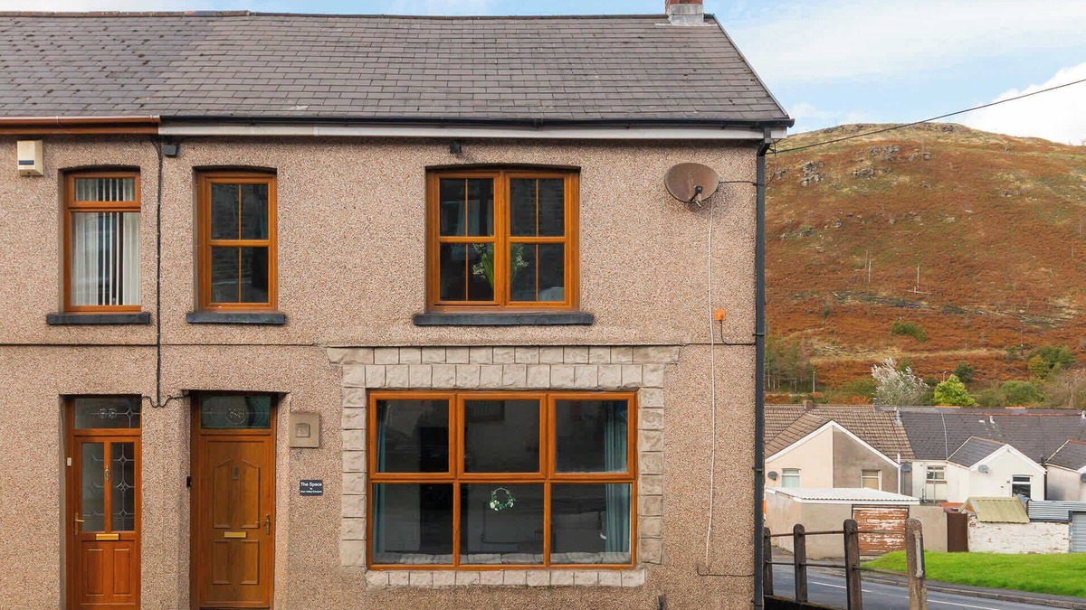 Port Talbot House | THE SPACE Large House In Afan Forest Bike Park