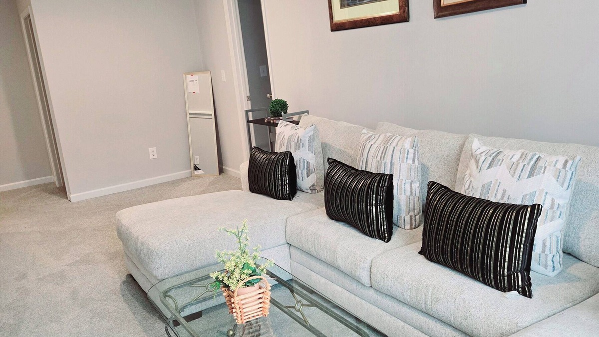 Greensboro Apartment | The spacious loft apartment 3/2 kingbed with stairs, pool and Grill sleeps 7.