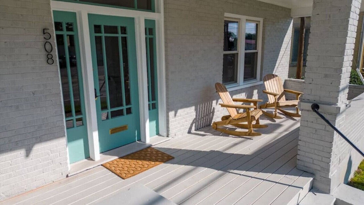 Roanoke House | The Speakeasy Guest House