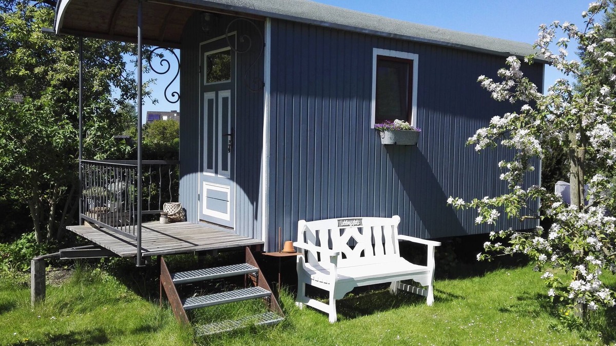 Hollenbeck House | The special overnight experience, vacation in a construction trailer