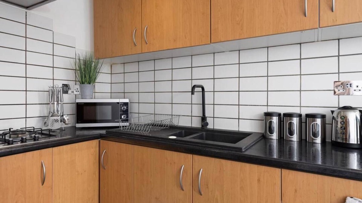 Wolverhampton House | The Spinney - 4 Bedroom House in Wolverhampton, Sleeps 8