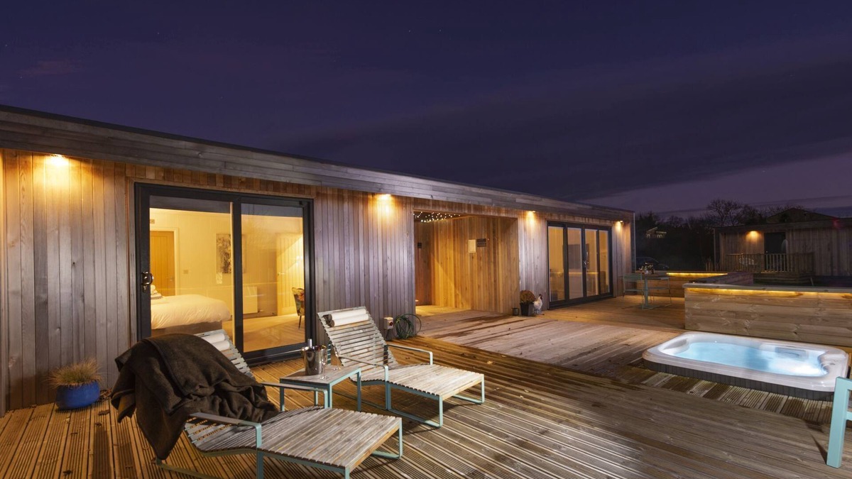 Cheddar Cabin | The Spinney, Strawberryfield Park - a lodge that sleeps 2 guests in 1 bedroom