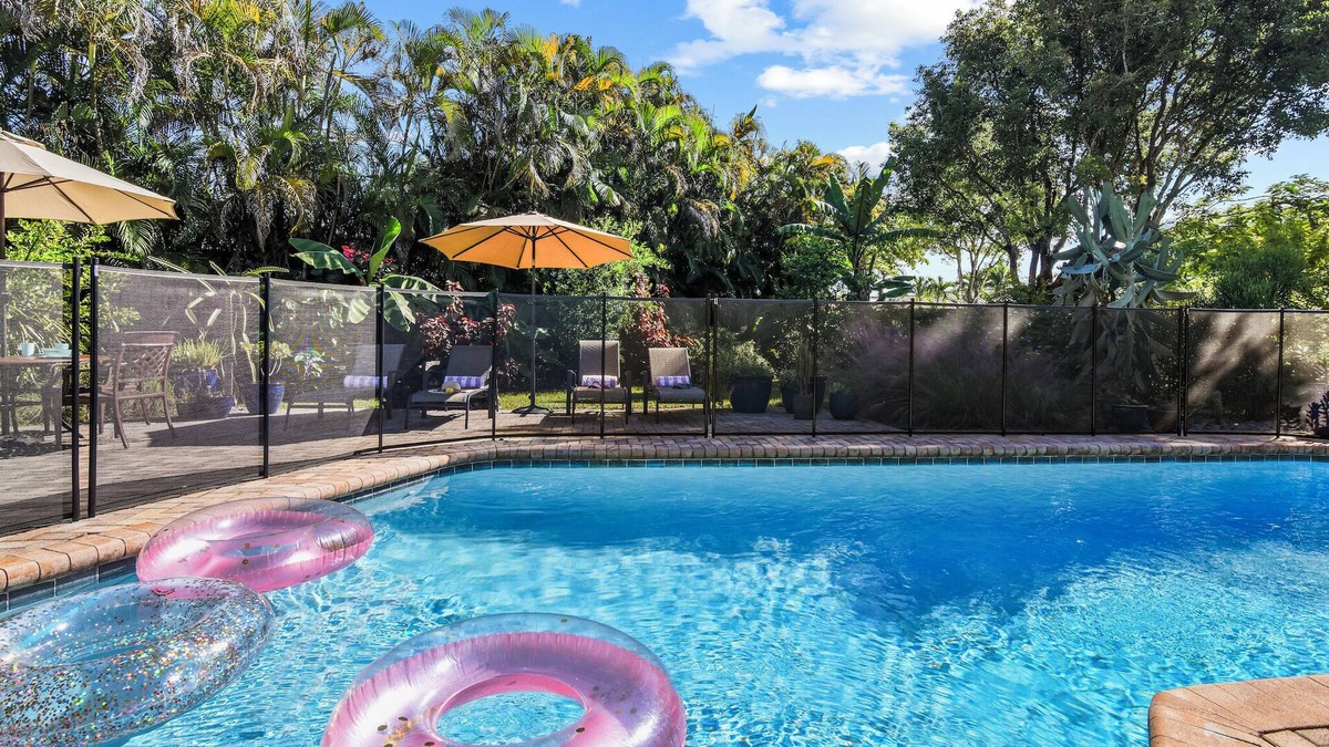 Coral Springs House | The Springs - Pool, Pets, Designer Kitchen & Work Stations (Desks, Monitors, Chairs)