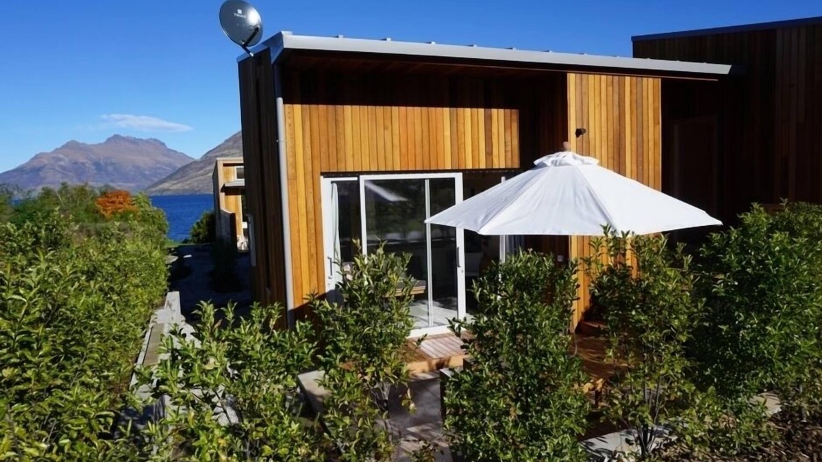 Kelvin Heights House | The Spruce Hus - Studio by the lake.