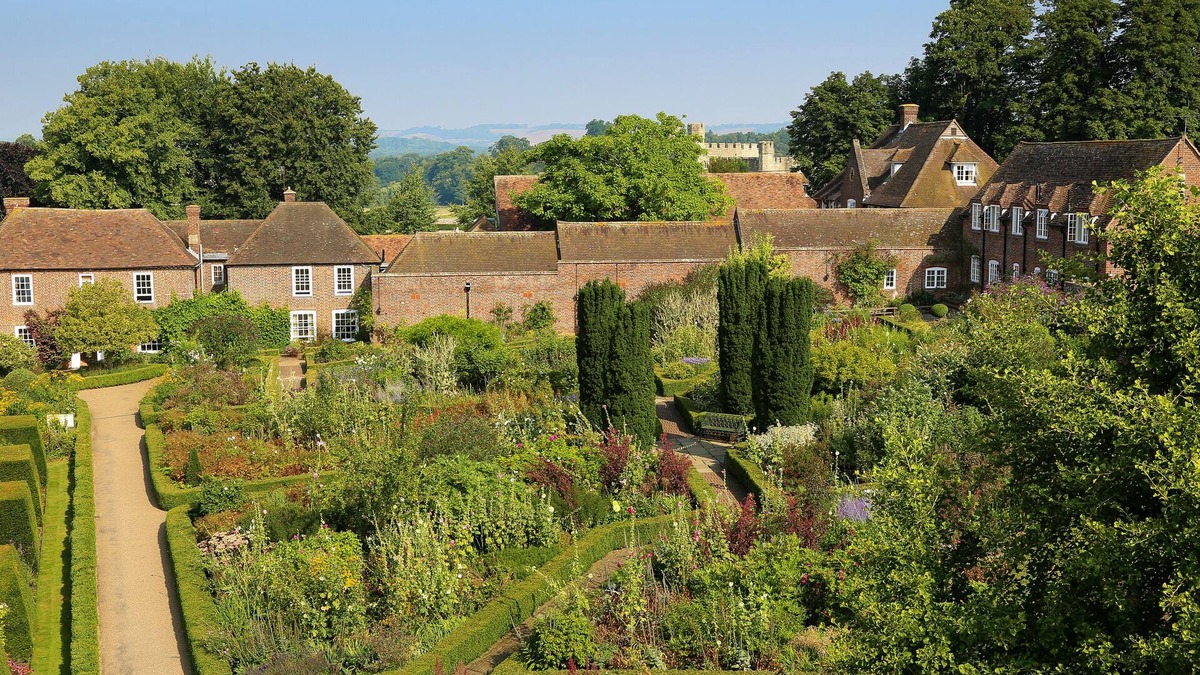 Maidstone Bed & Breakfast | The Stable Courtyard Bedrooms at Leeds Castle
