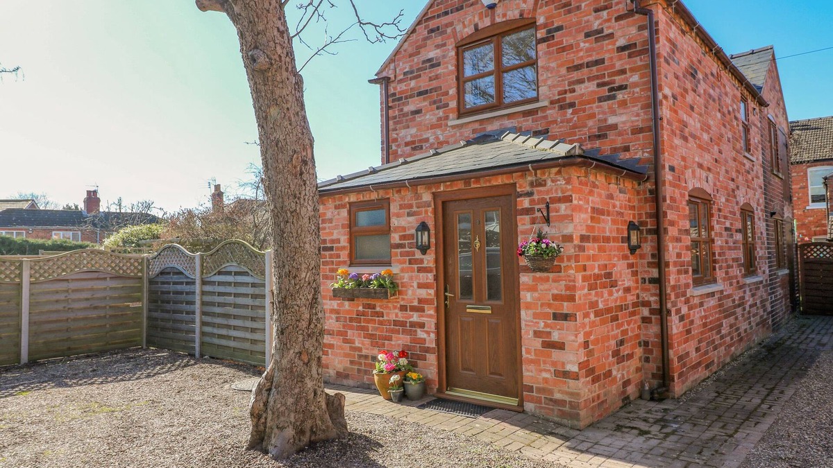 Saxilby House | THE STABLE, pet friendly, with a garden in Saxilby