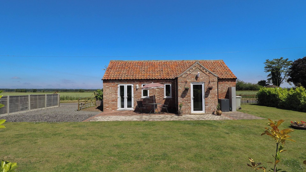 Boston House | THE STABLE, pet friendly, with a garden in Mereham Le Fen