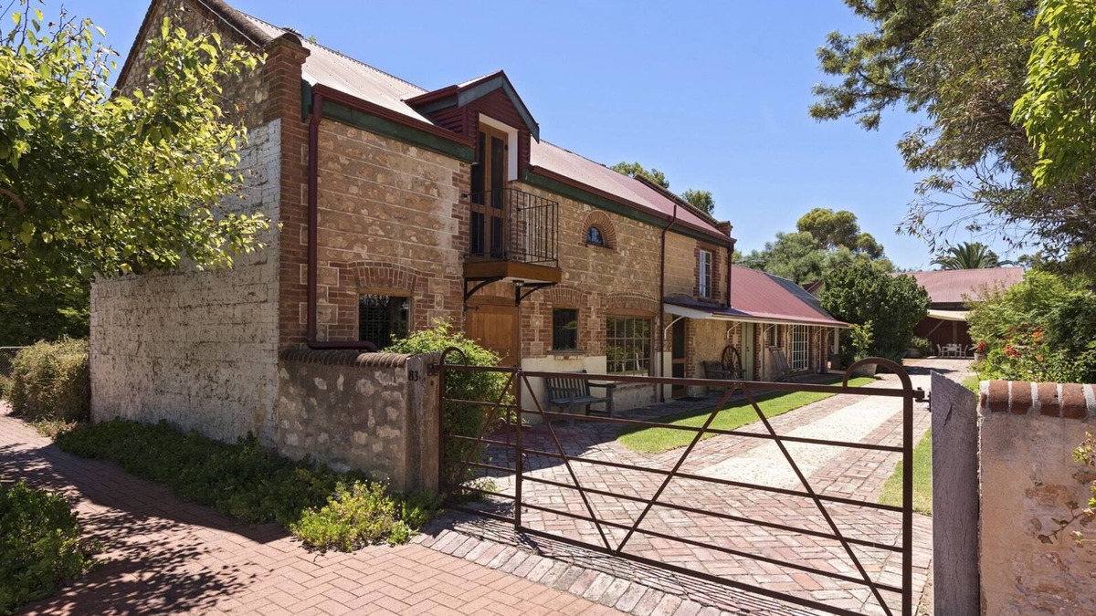 Langhorne Creek Bed & Breakfast | The Stables BnB, Shiraz Suite centrally located in Langhorne Creek