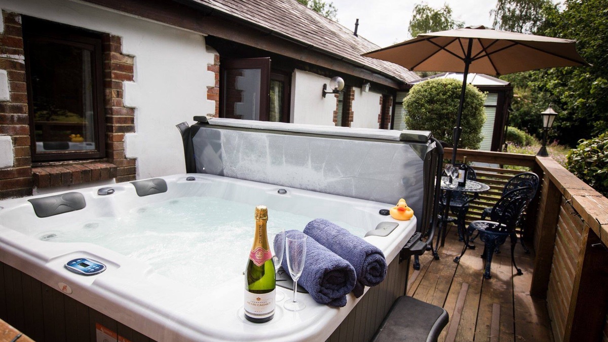 Devon Cottage | The Stables - Fully accessible dog friendly with a hot tub