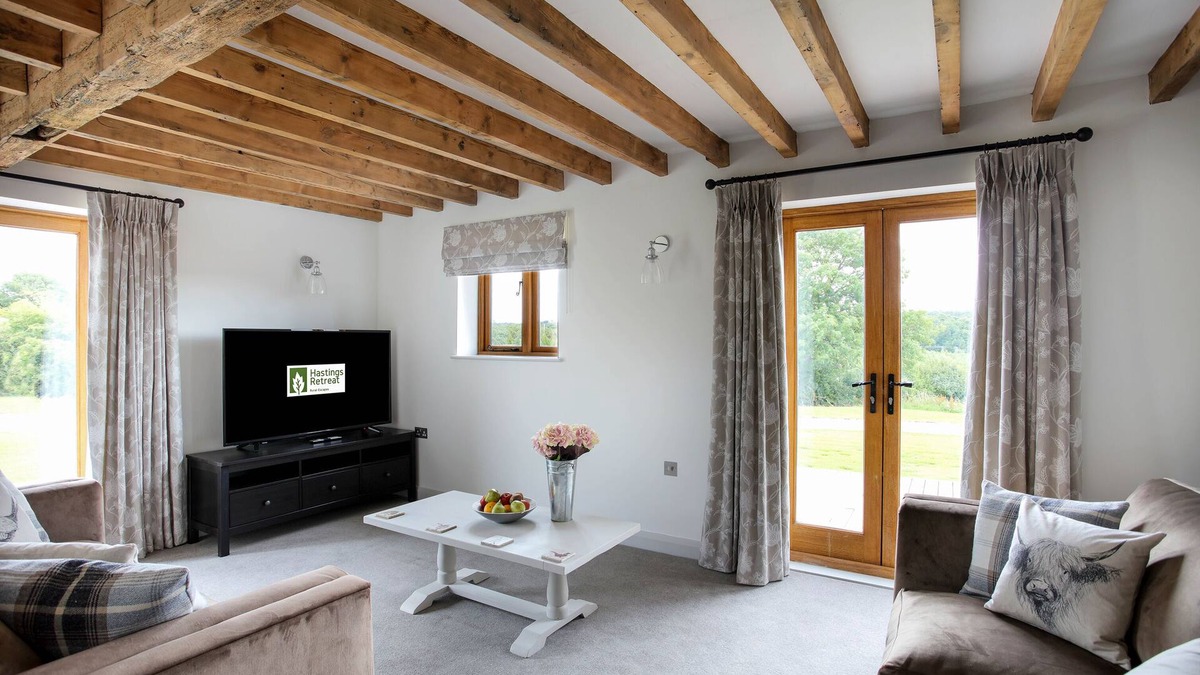 Ashby-de-la-Zouch House | The Stables beautiful new 4 bedroomed barn conversion with use of 3 acre lake.