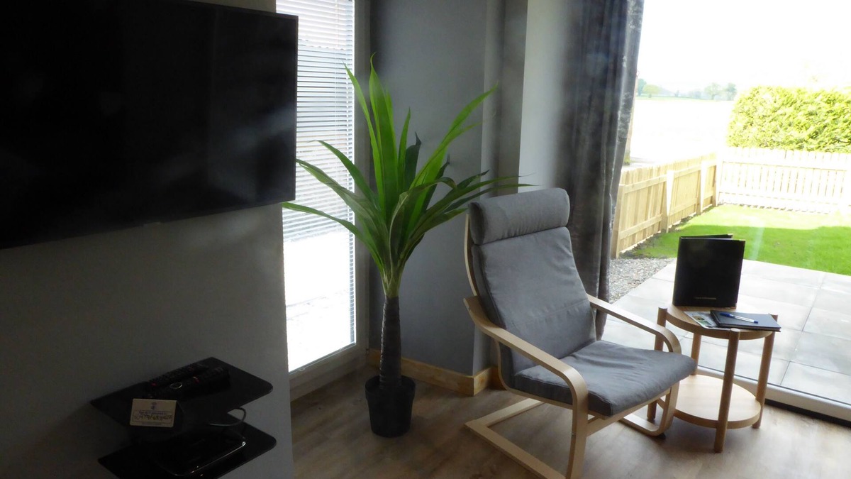 Arden Apartment | The Stables Lower Cottage 6 (Auchendennan) - sleeps 2 guests in 1 bedroom