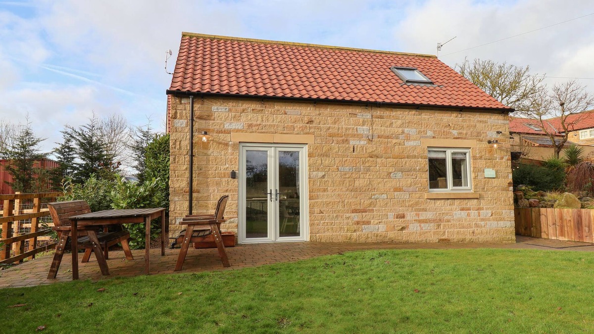 Scarborough Cottage | THE STABLES, pet friendly, with hot tub in Seamer, North Yorkshire