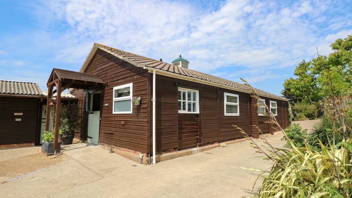 Brighstone Cottage | THE STABLES, pet friendly, with a garden in Brighstone