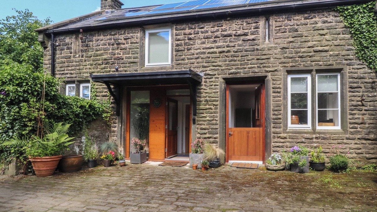 Trawden Cottage | THE STABLES, pet friendly, with a garden in Trawden