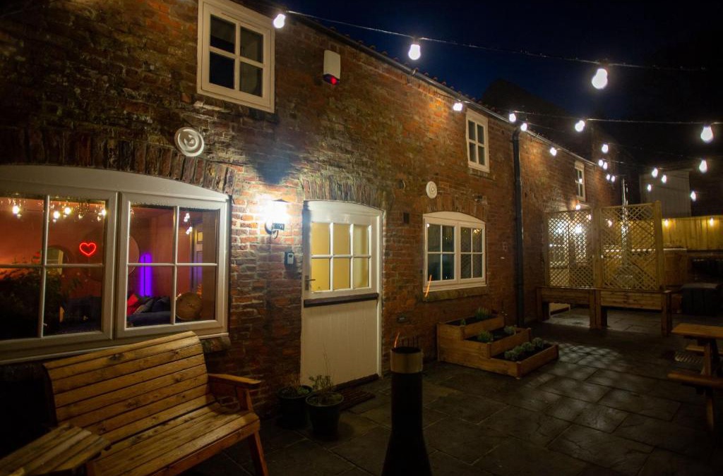 Rudston Apartment | The Stables - Quirky one bed holiday home with wood fired hot tub