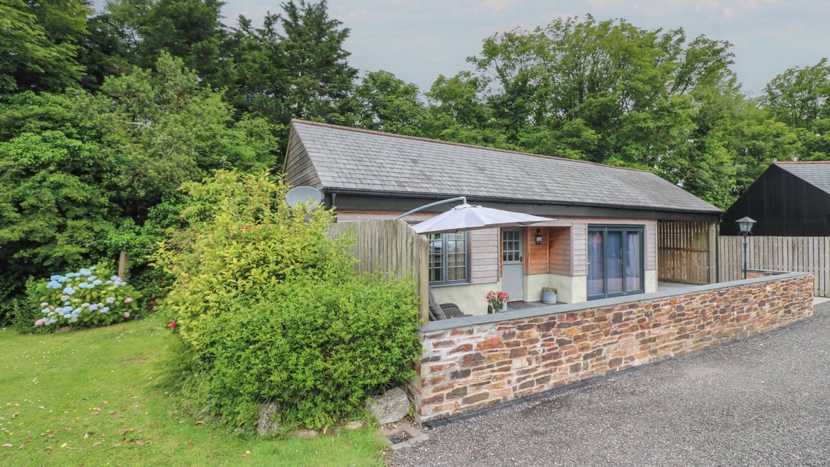 St. Columb Major Cottage | THE STABLES, romantic, with a garden in St Columb Major