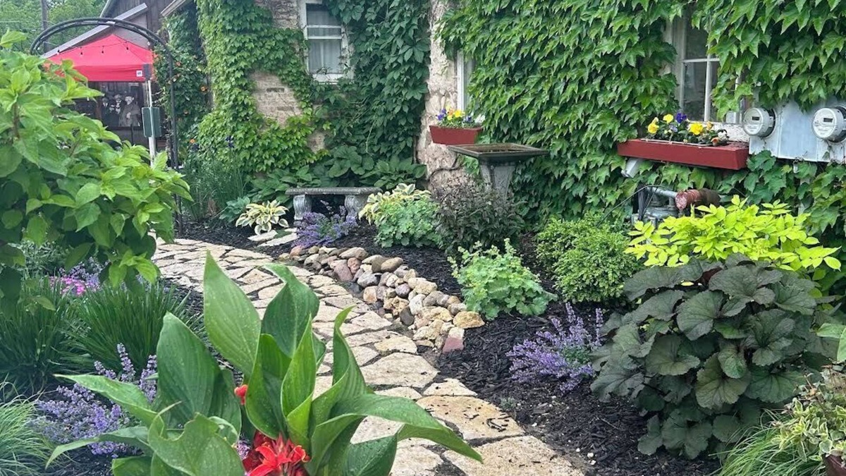 Cedarburg Bed & Breakfast | The Stagecoach Inn Bed & Breakfast and Five20 Social Stop