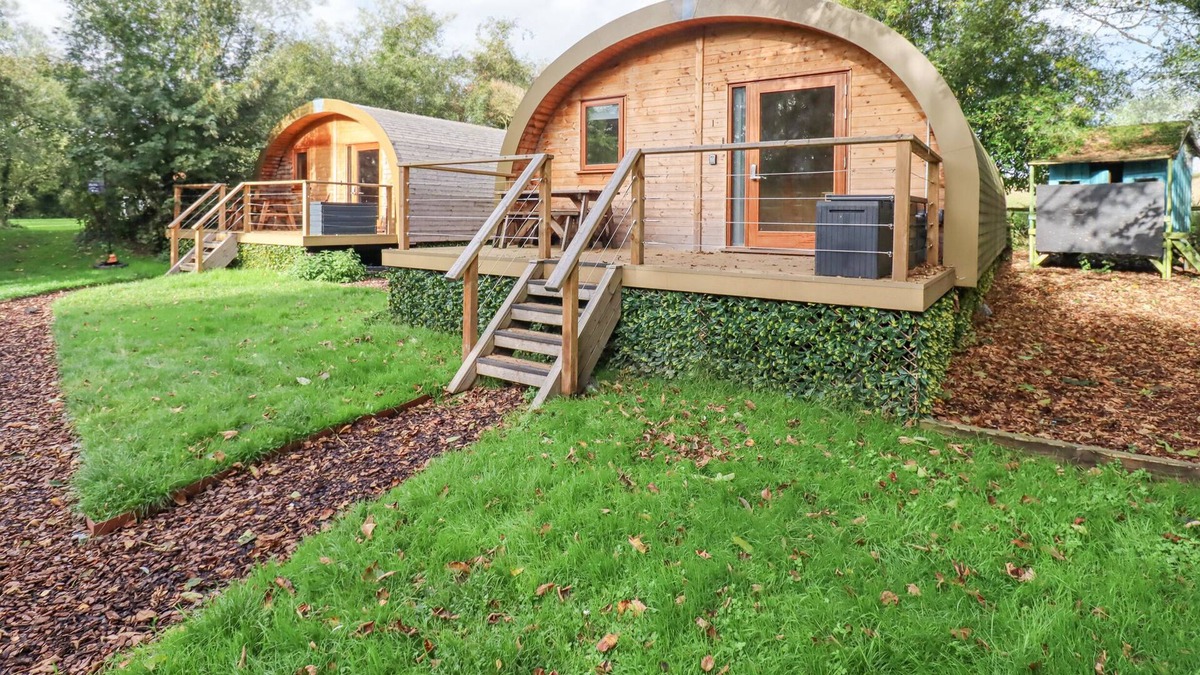 Newmarket Cottage | THE STAR AT LIDGATE CABIN 1, pet friendly, with a garden in Cheveley