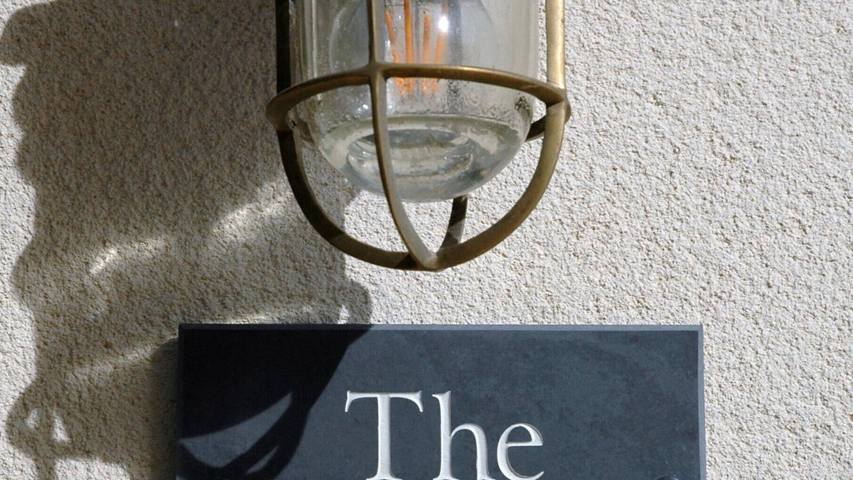 Bruton Apartment | The Starting Gate - luxury studio apartment, rural location, 1m from Bruton