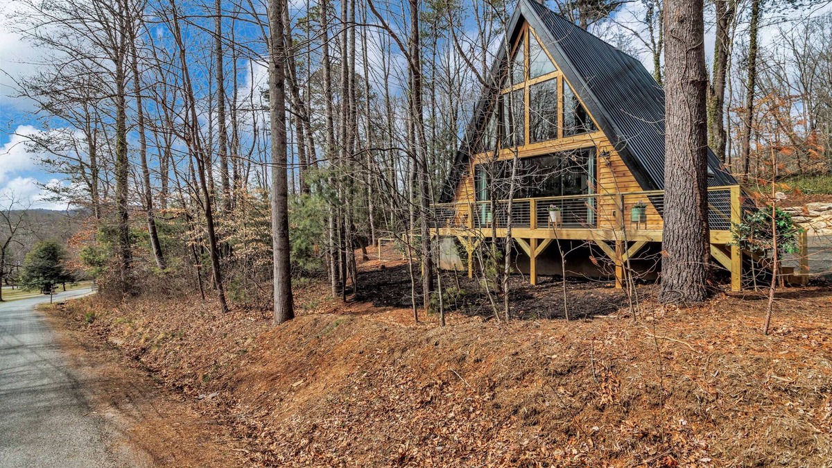 Swannanoa House | The StAy FrAme- BRAND NEW, sauna, hot tub