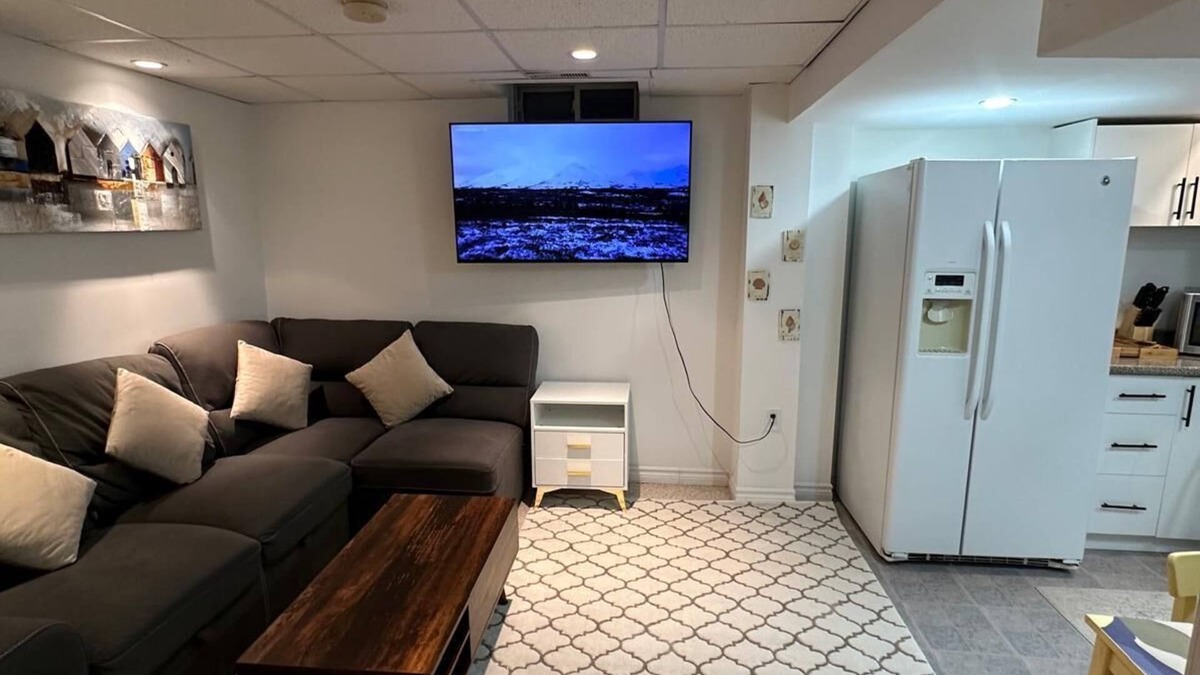 Churchill Meadows House | The Staycation Spot of 6ixnnCome stay in Modernised Home with all amenities