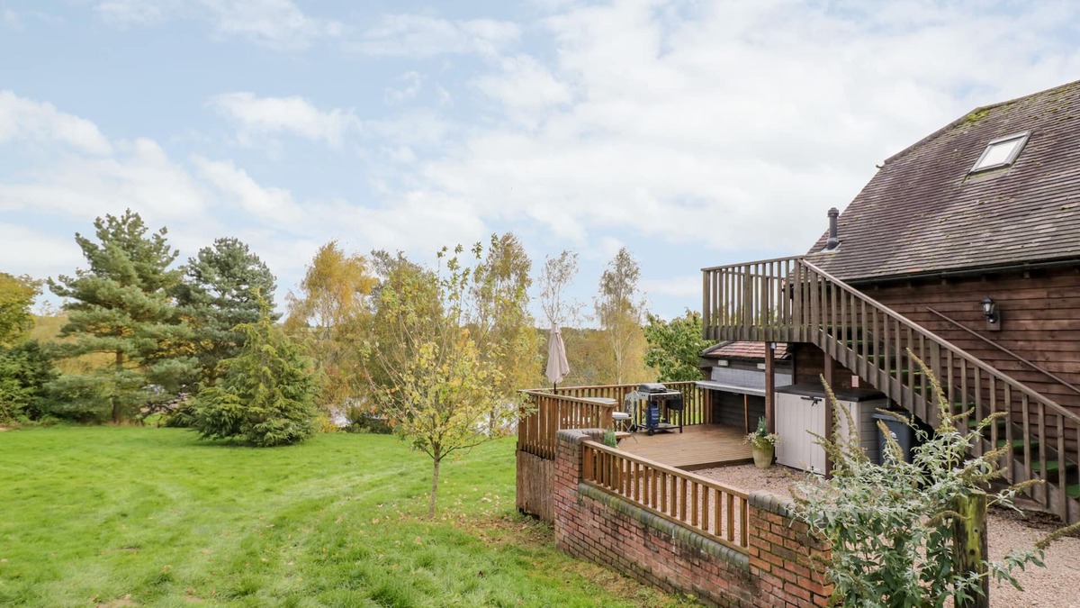 Clows Top Apartment | THE STILEHOUSE APARTMENT, with a garden in Menith Wood