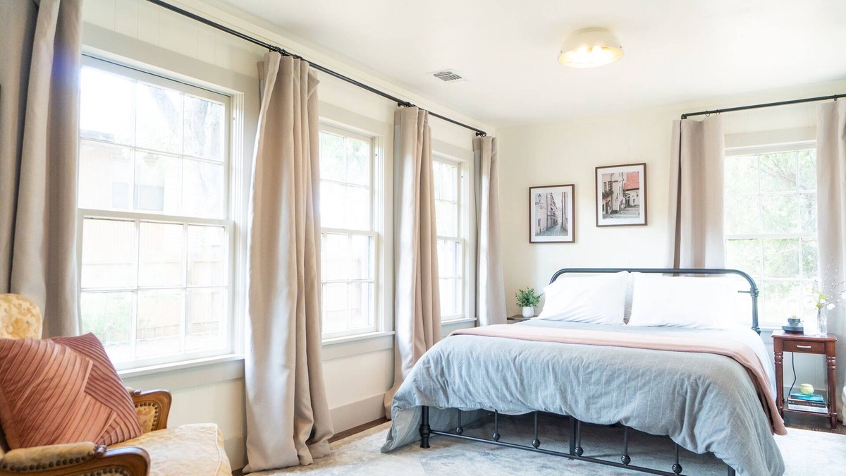 Granbury House | The Stone Cottage - Next to square, beach & more!