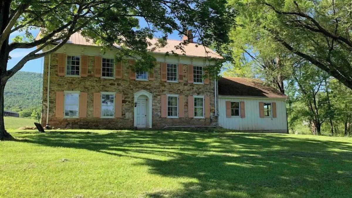 Lewistown House | The Stone House