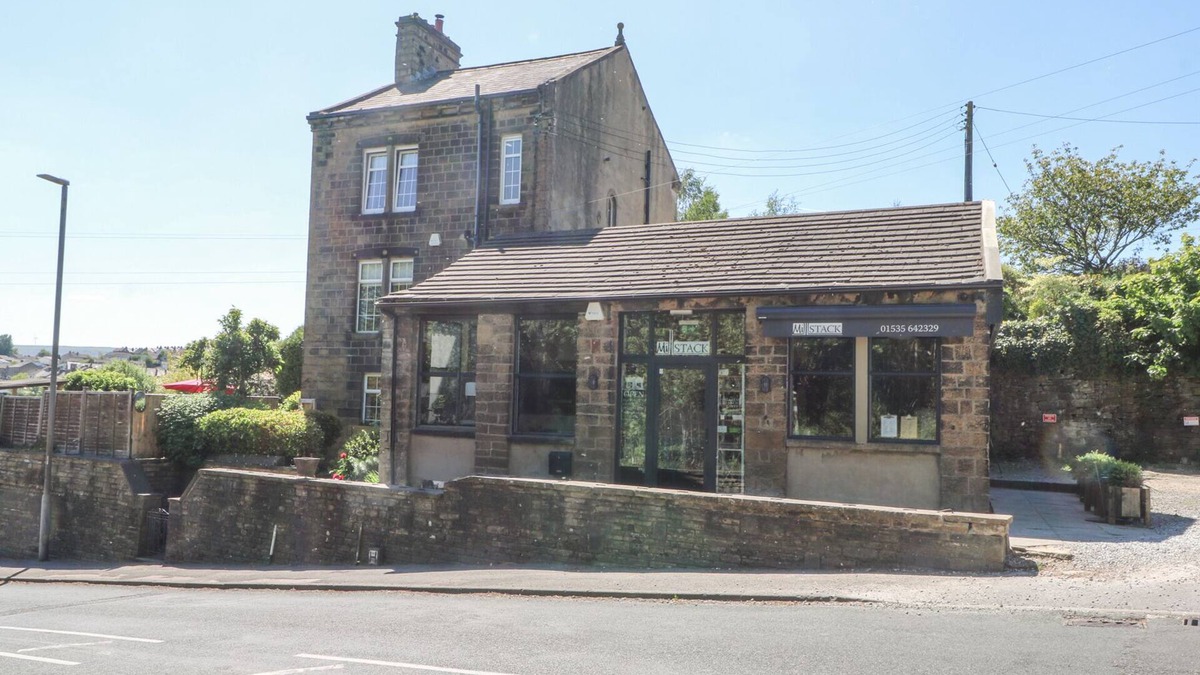 Oakworth House | THE STONE MASONS HOUSE, pet friendly, with hot tub in Oakworth